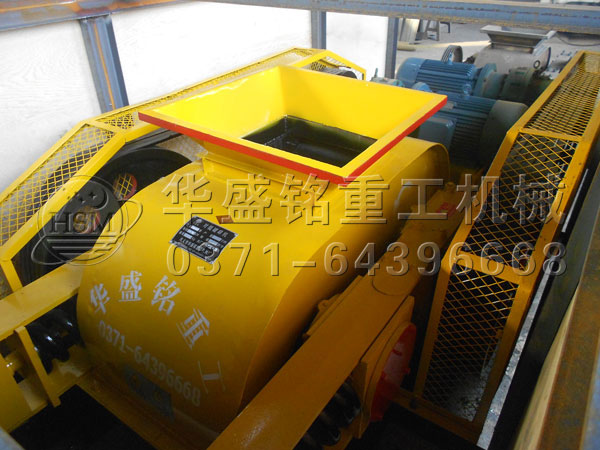 兩臺(tái)46對輥破碎機(jī)裝箱出口發(fā)貨現(xiàn)場3.jpg