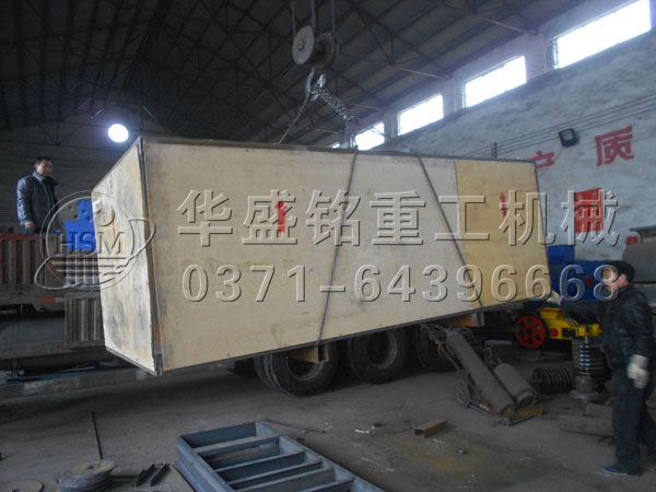 兩臺(tái)46對輥破碎機(jī)裝箱出口發(fā)貨現(xiàn)場5.jpg